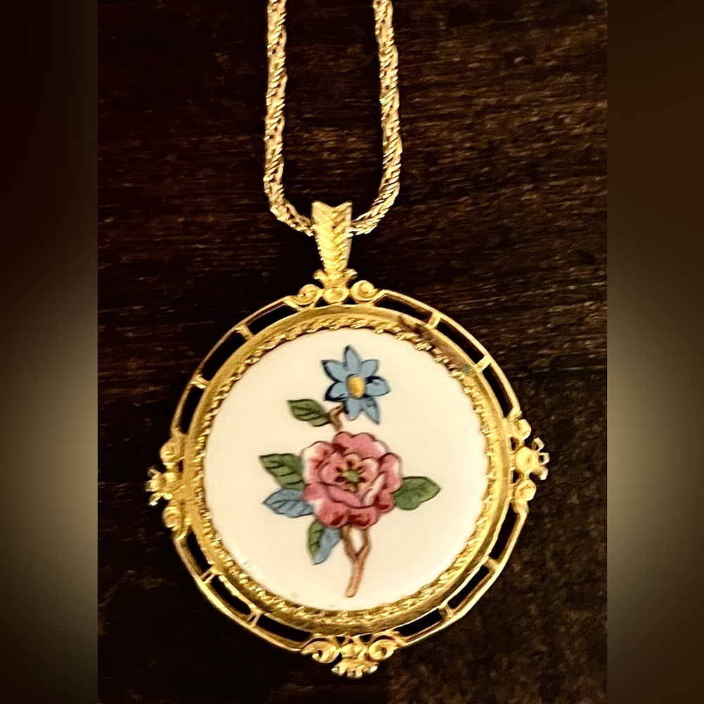VTG Aynsley England Hand-Painted Porcelain Hand Painted Pendant Gold-Tone Chain